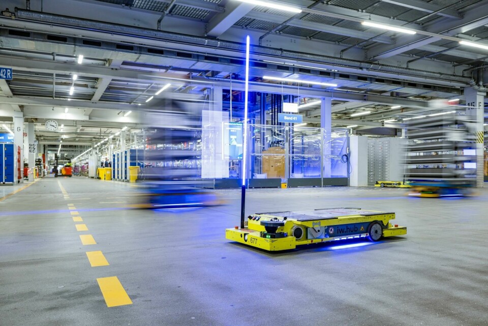 Larger components weighing up to a tonne are handled by smart transport robots BMW_intelligently-connected_AGVs