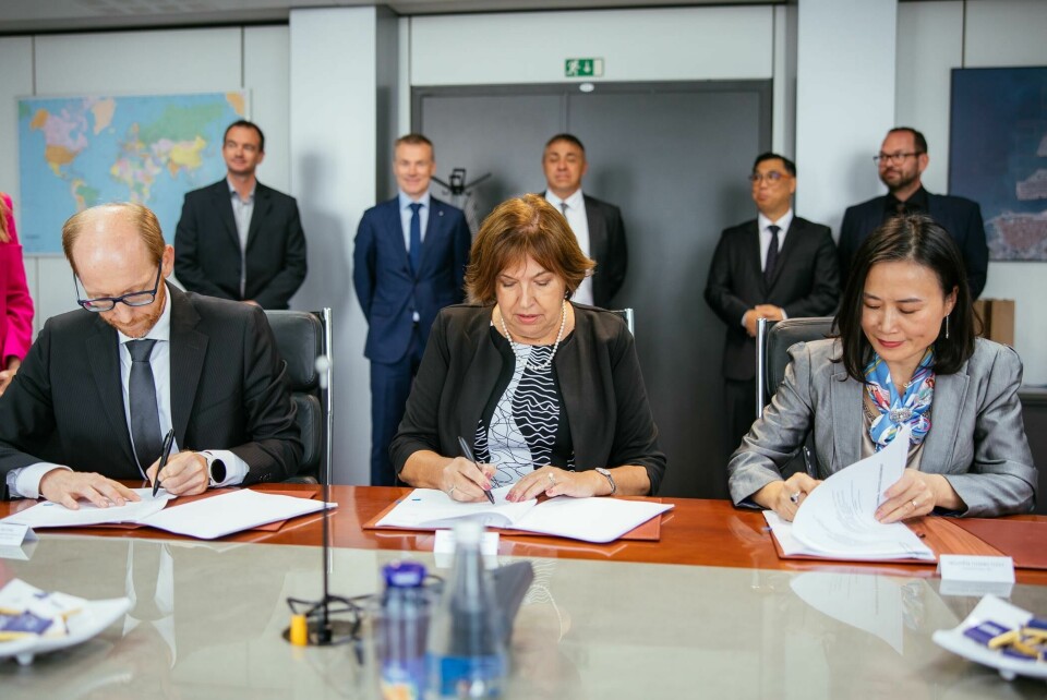 From left to right: Luka Koper’s Vojko Rotar, labour director and Nevenka Kržan, president; Thuy Le, global CEO of VinFast Auto Kržan_Thuy Le
