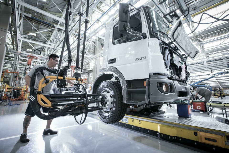 Mercedes-Benz is investing 2.4 billion reais up to 2020 to modernise its assembly lines. Credit: Mercedes-Benz Brazil Mercedes Benz worker