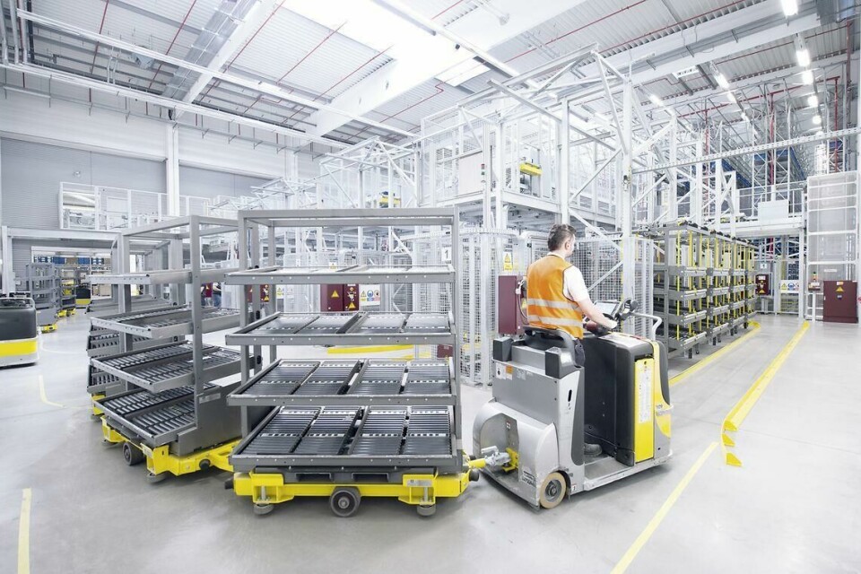 At Brose’s plant in Ostrava in the Czech Republic the use of a tugger train serves the high bay warehouse and miniload system. Brose_trailers_Schaeffler