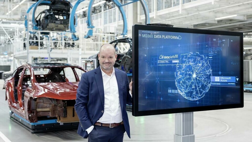 Jörg Burzer, head of production and supply chain management at Mercedes-Benz, with the Microsoft MO360 Data Platform Jörg Burzer, Member of the Board of Management of Mercedes-Benz Group AG, responsible for Production & Supply Chain Management shows the MO360 platform on a screen at a Mercedes passenger car plant