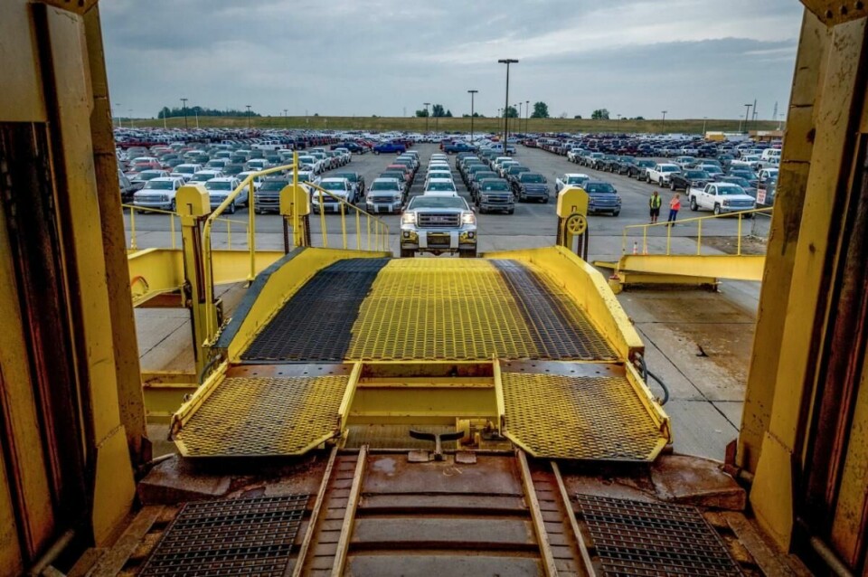 Loading GMC Sierra volumes by rail 2014SierraShipping02