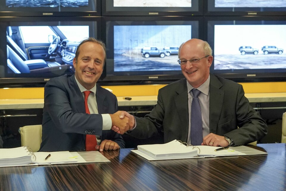 Oscar de Bok, CEO DHL Supply Chain, and Ian Harnett, executive director, Human Resources & Global Purchasing at Jaguar Land Rover celebrate signing the new contract Oscar de Bok, CEO DHL Supply Chain and Ian Harnett, Executive Director, Human Resources & Global Purchasing at Jaguar Land Rover celebrate signing the new contract