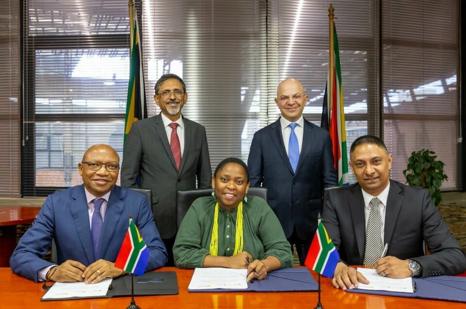 (seated l to r) TP Nchocho, IDC; Malebo Mabitje-Thompson, DTIC; Leslie Ramsoomar, Stellantis South Africa (standing l to r) Ebrahim Patel, DTIC and Samir Cherfan, Stellantis Middle East and Africa Stellantis-Signs-Framework-Agreement-for-New-Manufacturing-Facility SA