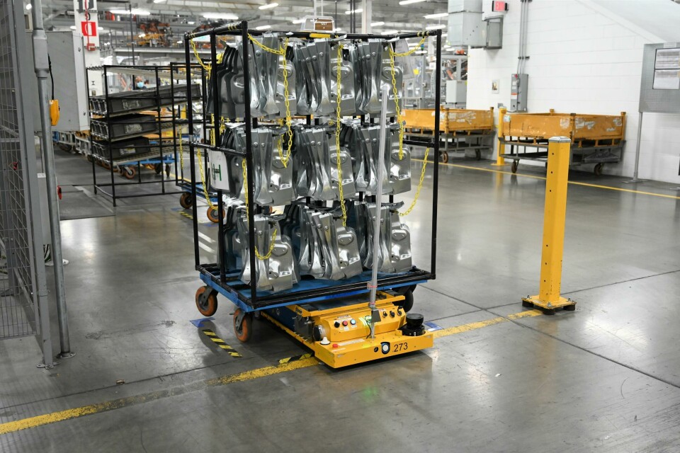 Smart muscles in body shop logisticsA fleet of smart transport robots is in use at the plant’s body shop BMW STR2