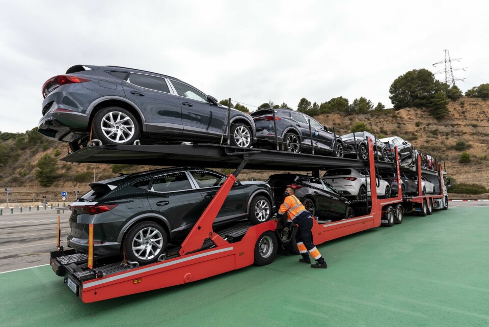 Setram deploys megatruck for Seat vehicle shipments SEAT-SA-and-SETRAM-launch-the-first-megatruck_02_HQ