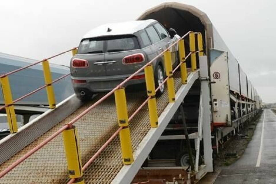 ABP Southampton has also recently invested £300,000 in a new rail service to move between 600 and 800 Minis per week from the plant in Oxford to the port Mini_rail_Southampton