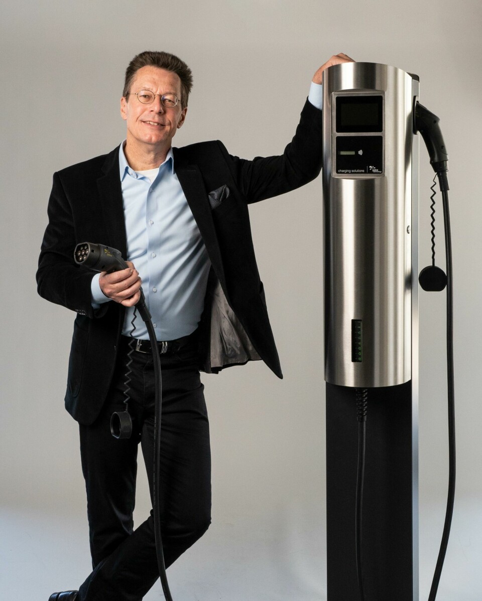 Christoph Erni, CEO of Juice Technology, with the the Juice Charger 2 ChristophErni_CEO_JuiceCharger2