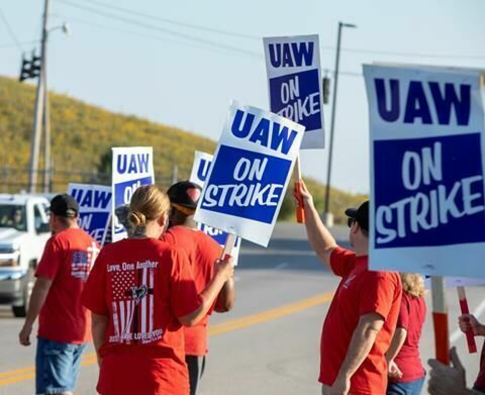 Strikers vote on GM deal 274069_uaw_strikers_gm_996061