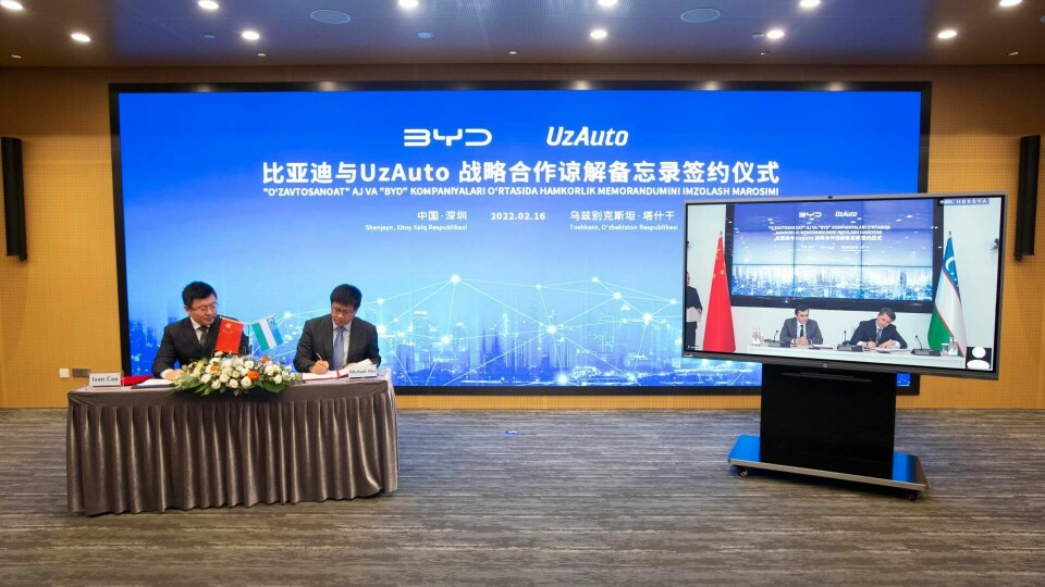 The original signing of the MoU between BYD and UzAuo BYD Uzavtosanoat