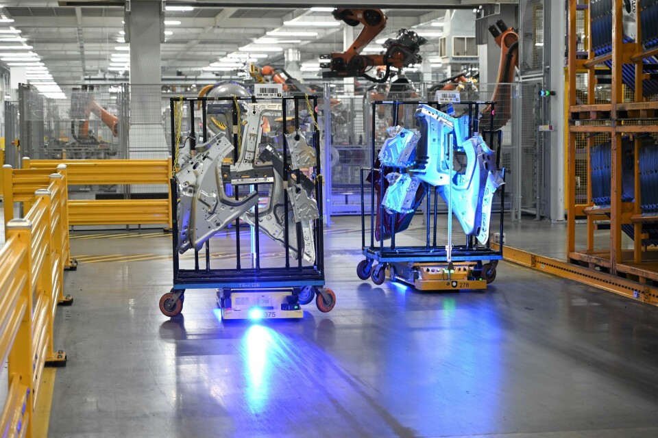 Lighting the path to the futureBMW is using a fleet of around 50 smart transport robots for its body shop logistics in Spartanburg BMW STR7