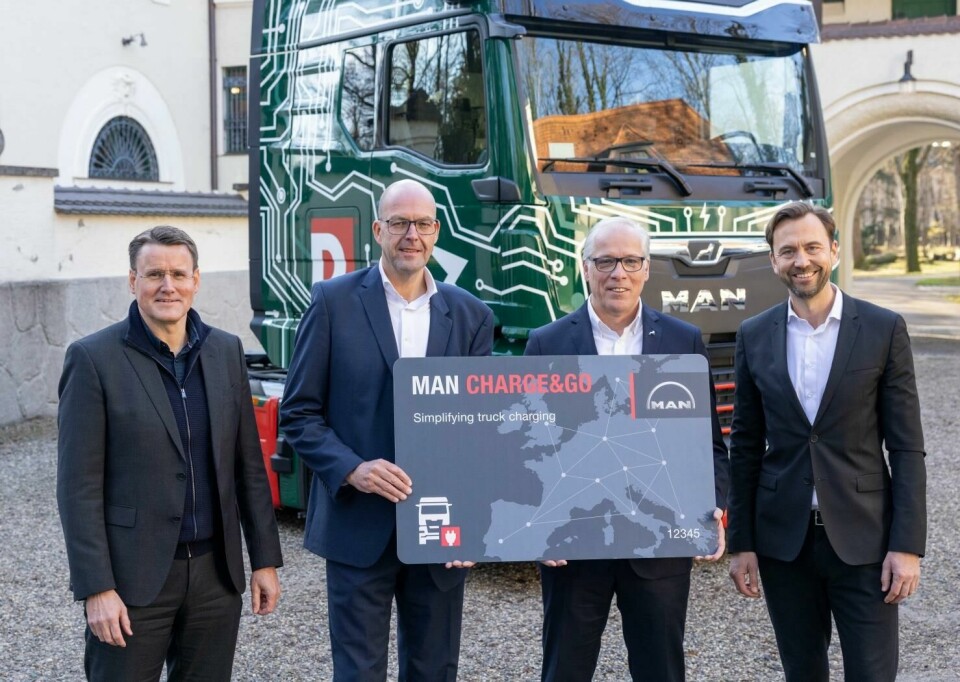 Pictured left to right: Alexander Vlaskamp, CEO MAN Truck & Bus; Bernd Reining, senior director of procurement, Duvenbeck; Friedrich Baumann, chief sales and customer solutions officer at MAN Truck & Bus; and Simon Motter, head of Volkswagen Group Logistics manduvenbecketruckubergabe-6