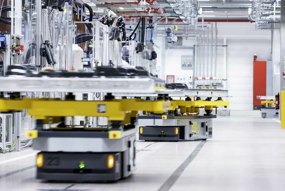 Electric AGVs are used to move the batteries to storage points at the new facility near Bremen 22C0035_006
