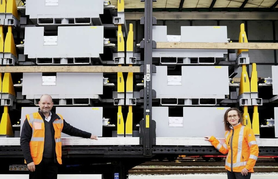 From left: Jörg Burzer, head of production and SCM at Mercedes-Benz; and Dr Sigrid Nikutta, DB Cargo’s head of freight transport 22C0035_003