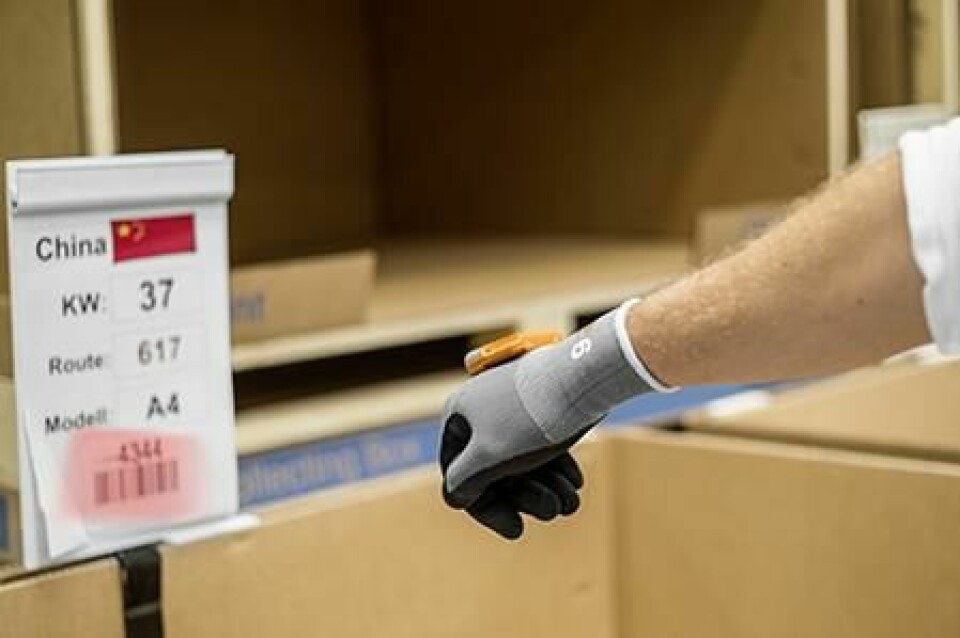 Smart glove scanner at Ingolstadt siteIn some picking operations at Ingolstadt, including those for complete knockdown (CKD) kit parts, Audi uses the ProGlove scanner to help pickers keep both hands free Use of “ProGlove” scanner at Ingolstadt site