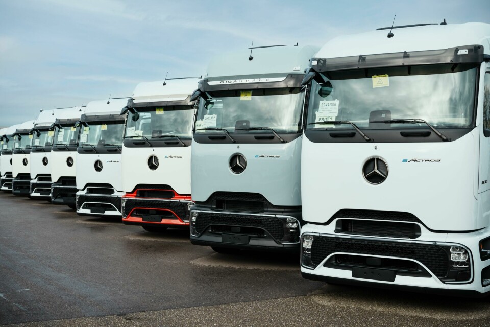 Mercedes-Benz has started supplying the long-range eActros 600 electric truck to customers and that will include its own logistics providers in the second quarter of 2025 MB eAtros 600 first deliveries_06
