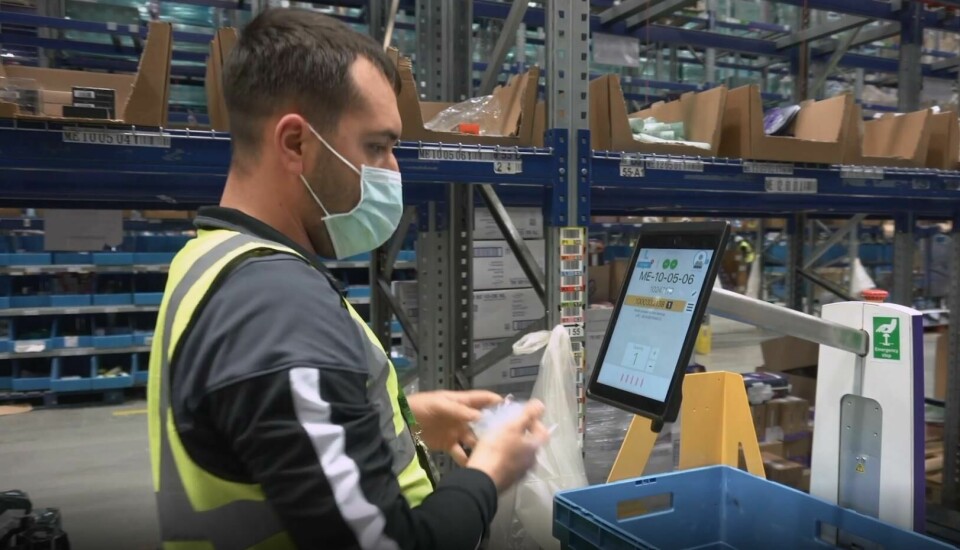 Mobile robots improve the order accuracy rate of workers to nearly perfect levels Picker-with mask2