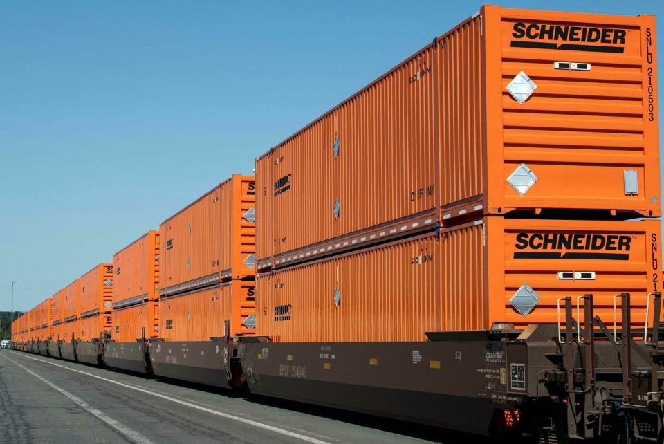 Schneider National uses intermodal containers to move a range of goods between the US and Mexico Schneider intermodal container image_photoshopped (1)