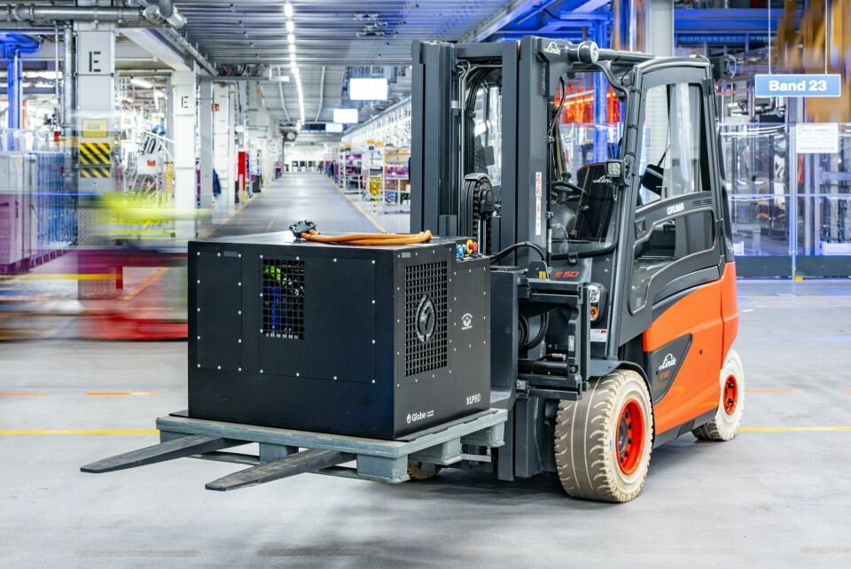 BMW Regensburg hydrogen-powered forklift truckThe logistics fleet at the plant comprises about 230 tugger train haulers and forklift trucks. bmw-plant-regensburg