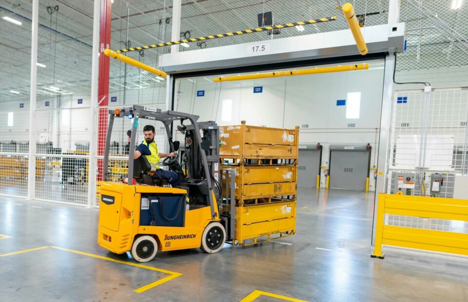 Careful inventory managementBMW typically holds three hours of inventory at the Spartanburg plant for just-in-sequence suppliers, with further inventory in a ‘warehouse on wheels’ concept and at supplier plants BMW Spartanburg JIT