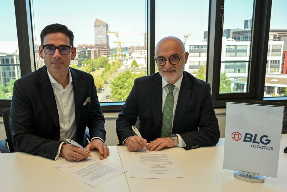 BLG’s executive officer and COO Matthias Magnor (left) and Cem Akgül seal their agreement to cooperate on the Turkish logistics market blg_expandiert_in_die _tuerkei