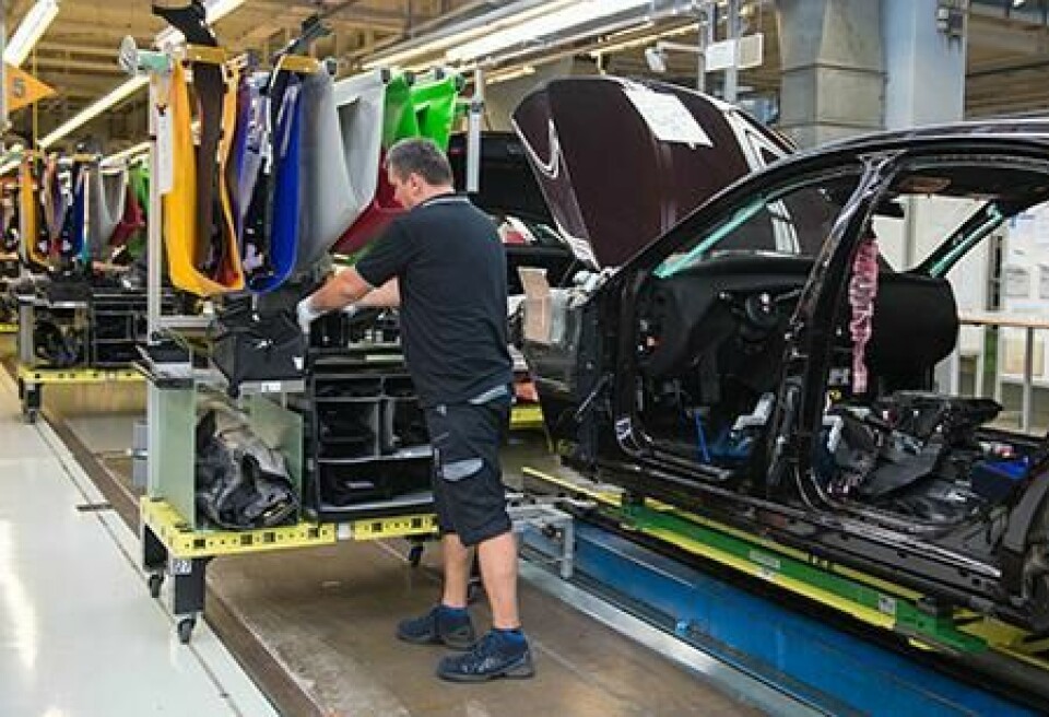 Workers were reintroduced at Mercedes-Benz’ Factory 56 in Germany as people could handle more complicated lines Produktionsstart im Mercedes-Benz Werk Sindelfingen