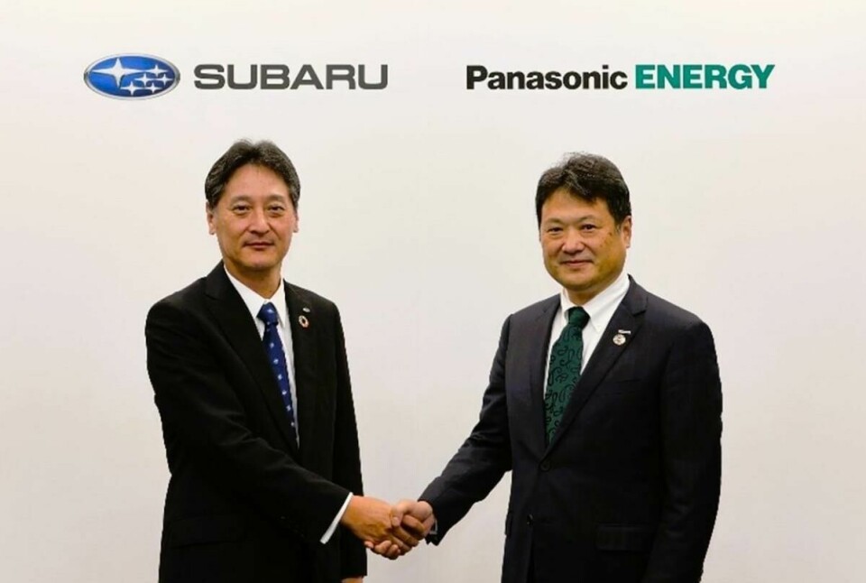 Atsushi Osaki, president and CEO of Subaru (left), and Kazuo Tadanobu, president and CEO of Panasonic Energy Subaru and Panasonic agreement