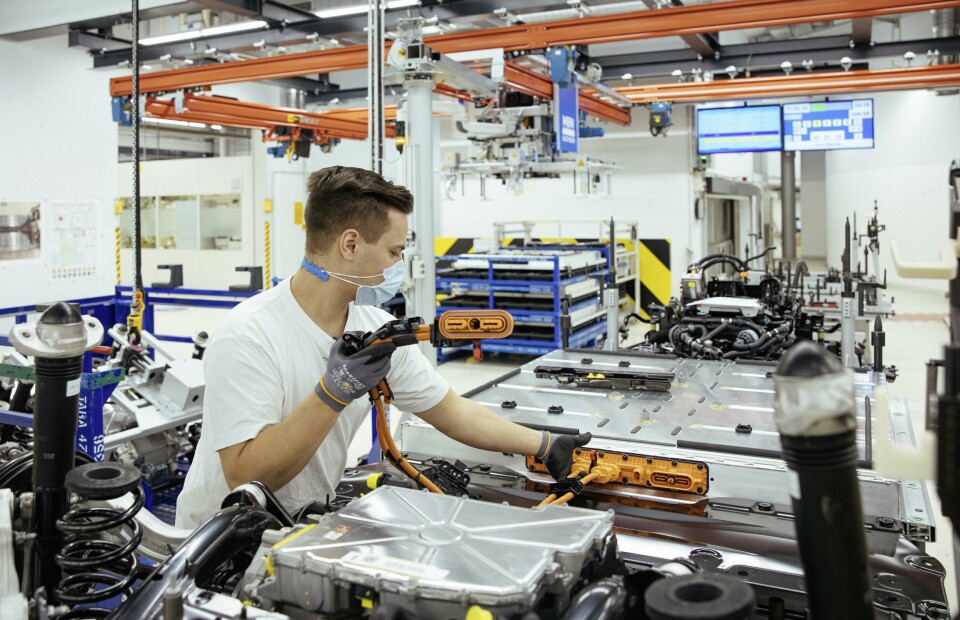 OEMs are diversifying battery cell suppliers – and look to in-house productionDownload the full EV and lithium-ion battery supply chain analysis report VW ID.3 production dresden battery pack