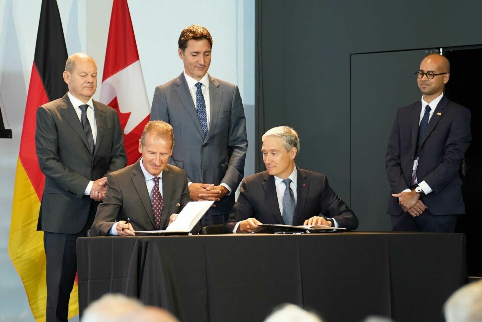 VW CEO Herbert Diess (left) and Canadian minister Innovation, Science and Industry, François-Phillipe Champagne (foreground); with German Chancellor Olaf Scholz (left) and Canada’s Prime Minister Justin Trudeau Canadian government representatives, including prime minister Justin Trudeau, sign an agreement for lithium supply with VW Group CEO Herbert Diess