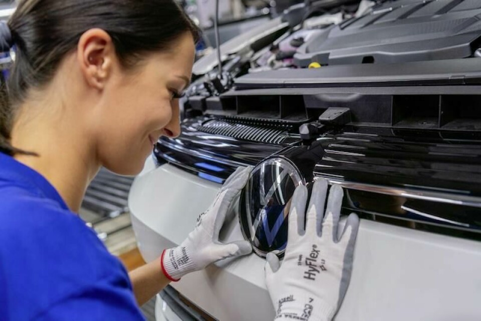VW lineside logistics reduces Golf production time by an hour VW_badge_placement