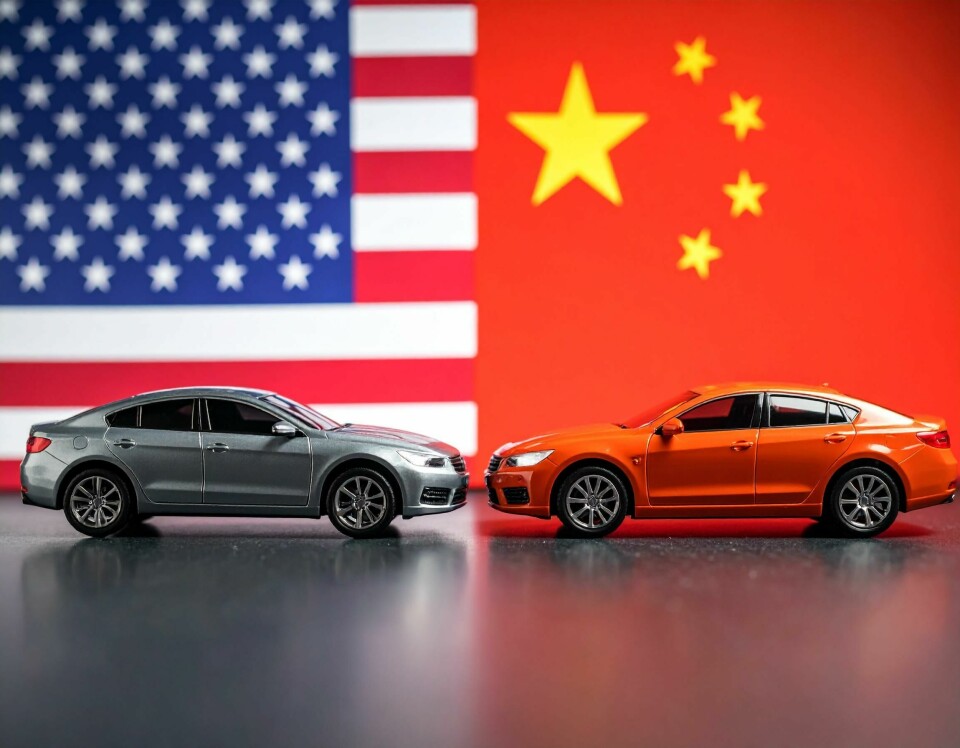 Despite a de-escalation in tariffs, the stalemate continuesIn the face of rising protectionism, Chinese automakers have the opportunity to expand their global reach. Cars in front of US and China flags - AI Generated