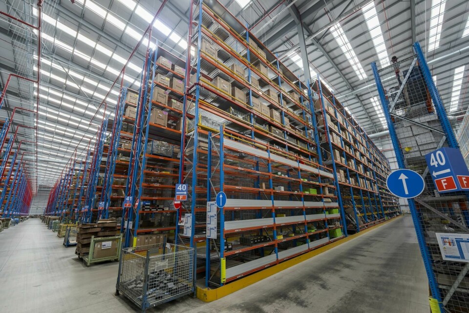 The new Stellantis PDC stores 140,000 part lines on 14-metre high racking Stellantis PDC UK interior