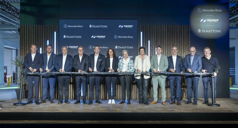 Representatives from Mercedes-Benz, Seifert and Panattoni attended the handover ceremony on May 22 Merc Benz ICC Bischweier opening_002